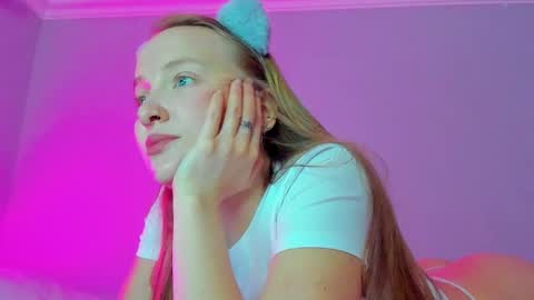 Snapshot of silky_huzelnut chatting on 10-23-25, 08:02 Mila online show from 10-23-25, 08:02