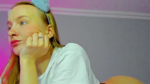 Snapshot of silky_huzelnut chatting on 10-28-25, 07:34 Mila online show from 10-28-25, 07:34