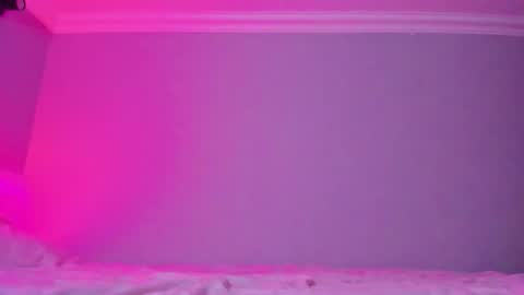 Snapshot of silky_huzelnut chatting on 11-04-25, 07:40 Mila online show from 11-04-25, 07:40