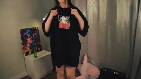 Snapshot of silkyfin chatting on 12-17-25, 05:08 Nixie online show from 12-17-25, 05:08