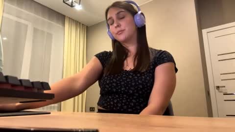 Rose online show from 09-30-25, 10:09