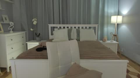 Snapshot of simonadebeauvoir chatting on 01-24-25, 05:00 Simona online show from 01-24-25, 05:00