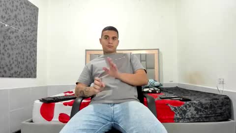 Snapshot of simonkeler chatting on 02-18-26, 01:01 SIMON KELER online show from 02-18-26, 01:01