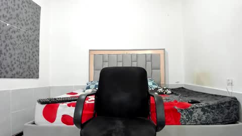 Snapshot of simonkeler chatting on 02-18-26, 01:07 SIMON KELER online show from 02-18-26, 01:07