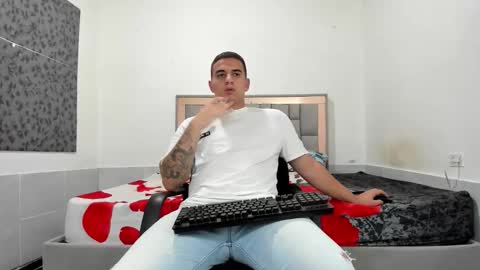 Snapshot of simonkeler chatting on 02-20-26, 06:19 SIMON KELER online show from 02-20-26, 06:19