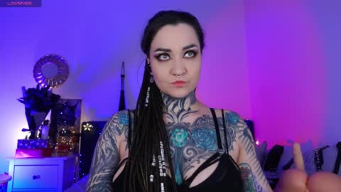 Ms. Sindel online show from 12-23-24, 01:35