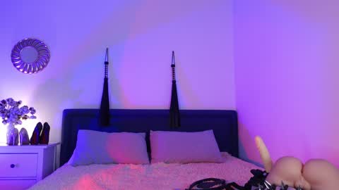 Ms. Sindel online show from 01-29-25, 01:38