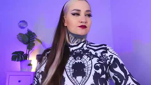 Ms. Sindel online show from 09-11-25, 01:11