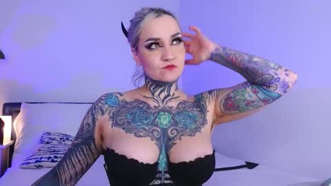 Ms. Sindel online show from 10-10-25, 01:43