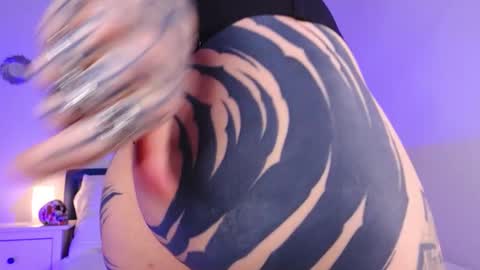 Ms. Sindel online show from 10-12-25, 01:43