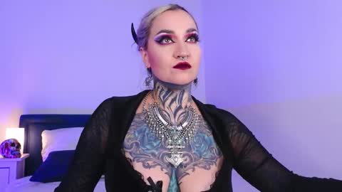 Ms. Sindel online show from 10-15-25, 01:33