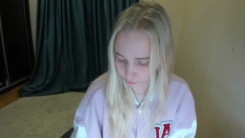 Snapshot of singlemother5619 chatting on 02-11-25, 11:01 nika online show from 02-11-25, 11:01