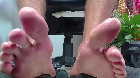 only foot                         worshipers here online show from 12-15-24, 08:25