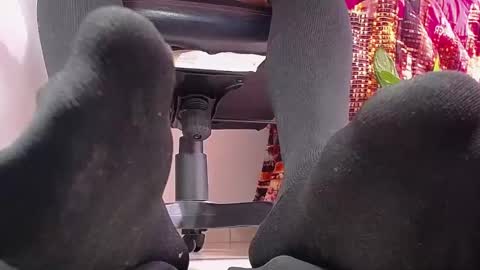 only foot                         worshipers here online show from 12-22-24, 06:26