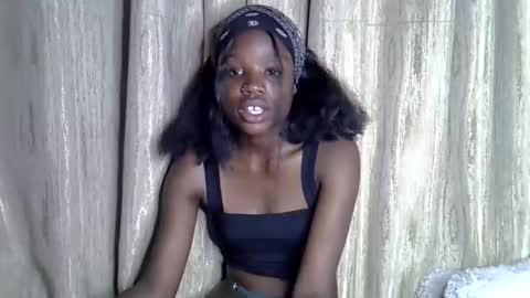 Snapshot of sismile chatting on 10-27-25, 07:29 shannie online show from 10-27-25, 07:29