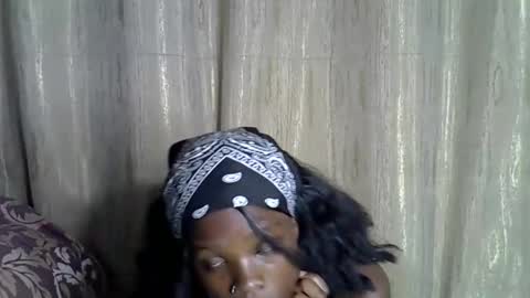 Snapshot of sismile chatting on 11-08-25, 07:12 shannie online show from 11-08-25, 07:12