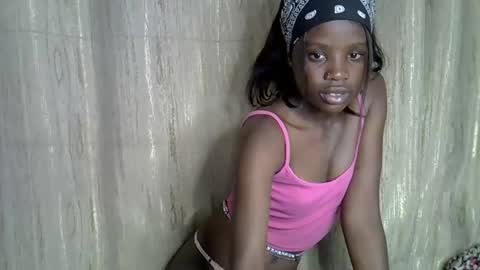 Snapshot of sismile chatting on 11-11-25, 12:54 shannie online show from 11-11-25, 12:54