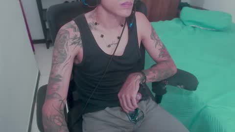 Snapshot of skateboy444 chatting on 10-19-25, 06:14 king online show from 10-19-25, 06:14