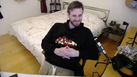 Snapshot of skatejocke chatting on 12-04-25, 11:30 skatejocke online show from 12-04-25, 11:30