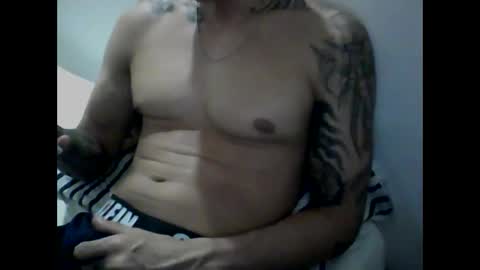 Snapshot of skater19xxx chatting on 03-12-25, 01:36 miguel online show from 03-12-25, 01:36