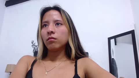 skinny_hottie18 online show from 12-10-24, 01:44