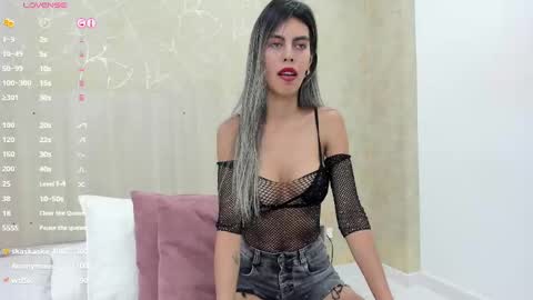 Snapshot of skinny_noa chatting on 02-26-25, 05:28 Noa online show from 02-26-25, 05:28