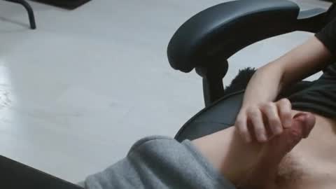 Snapshot of skinnybody2 chatting on 12-31-24, 12:00 Ty online show from 12-31-24, 12:00