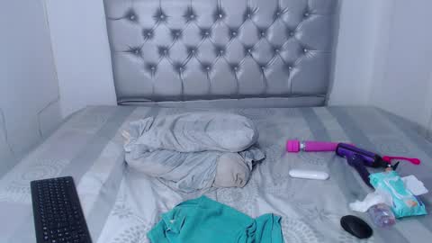 Snapshot of skinnyy_andtight chatting on 01-10-25, 06:20 Alexa online show from 01-10-25, 06:20