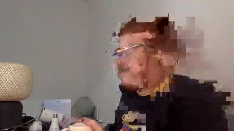 Snapshot of sklave_s chatting on 11-18-25, 12:09 sklave_s online show from 11-18-25, 12:09