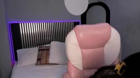 Snapshot of sky_winter chatting on 10-21-25, 02:40 S O F I online show from 10-21-25, 02:40