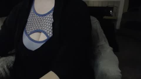 SKYLE   online show from 11-17-25, 04:40