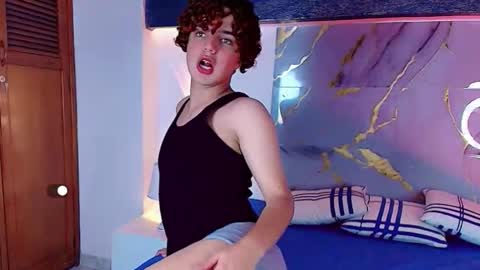 Snapshot of skyee_angel chatting on 11-12-25, 08:30 Angel online show from 11-12-25, 08:30