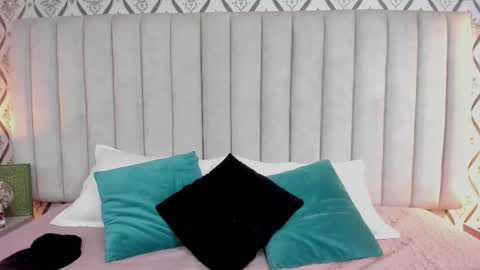 Snapshot of skyjunne chatting on 10-28-25, 05:37 Sky June online show from 10-28-25, 05:37