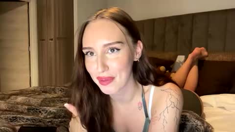 Snapshot of skylachase chatting on 12-17-25, 06:36 Skylar online show from 12-17-25, 06:36