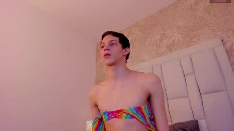 Snapshot of skylar__gray chatting on 10-27-25, 01:04 skylar online show from 10-27-25, 01:04