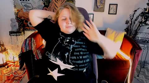 Snapshot of sladadeew chatting on 01-07-25, 12:09 Slada Deew online show from 01-07-25, 12:09