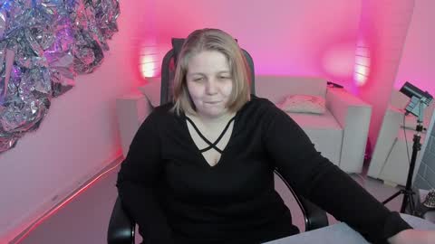 Snapshot of sladadeew chatting on 01-15-25, 12:04 Slada Deew online show from 01-15-25, 12:04