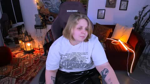 Snapshot of sladadeew chatting on 01-18-25, 12:04 Slada Deew online show from 01-18-25, 12:04