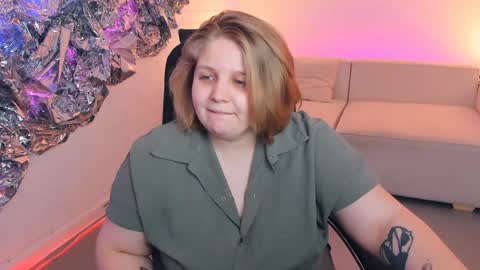 Snapshot of sladadeew chatting on 01-19-25, 09:01 Slada Deew online show from 01-19-25, 09:01