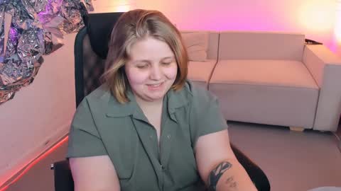 Snapshot of sladadeew chatting on 01-19-25, 12:06 Slada Deew online show from 01-19-25, 12:06