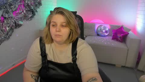 Snapshot of sladadeew chatting on 02-02-25, 12:02 Slada Deew online show from 02-02-25, 12:02