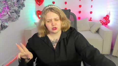 Snapshot of sladadeew chatting on 02-17-25, 12:16 Slada Deew online show from 02-17-25, 12:16