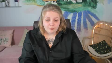 Snapshot of sladadeew chatting on 02-26-25, 12:14 Slada Deew online show from 02-26-25, 12:14