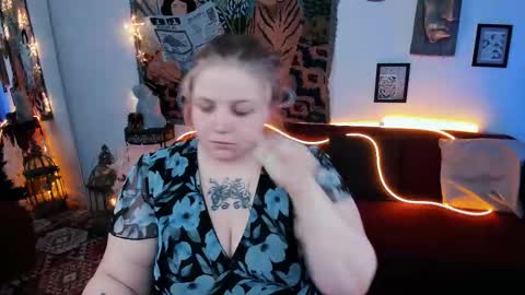 Snapshot of sladadeew chatting on 09-09-25, 05:18 Slada Deew online show from 09-09-25, 05:18