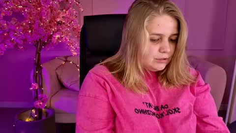 Snapshot of sladadeew chatting on 09-29-25, 05:12 Slada Deew online show from 09-29-25, 05:12