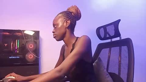 Snapshot of slimbaby16 chatting on 09-11-25, 11:32 Slim online show from 09-11-25, 11:32