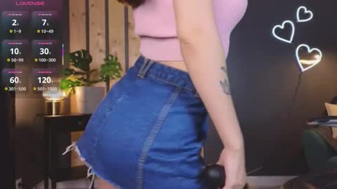 Snapshot of slow_flower chatting on 10-31-25, 12:50 Emilia online show from 10-31-25, 12:50