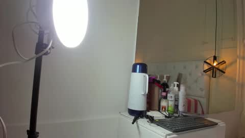 Snapshot of slut_milf1_ chatting on 12-21-24, 07:27 Luna online show from 12-21-24, 07:27