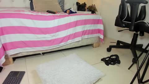 Snapshot of slut_milf1_ chatting on 12-21-24, 10:30 Luna online show from 12-21-24, 10:30