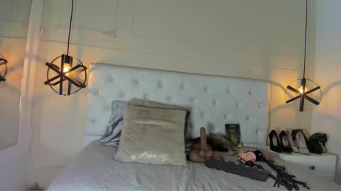 Snapshot of slut_milf1_ chatting on 01-09-25, 06:26 Luna online show from 01-09-25, 06:26